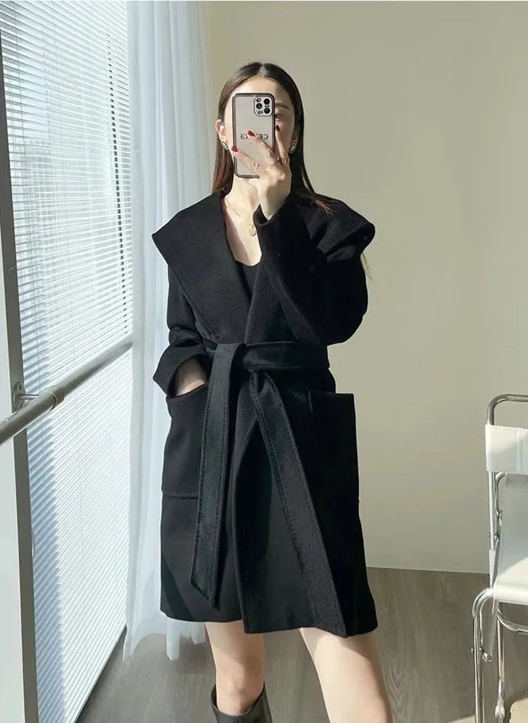 009 - Wollmantel Damen mit Kapuze – Modern & Warm