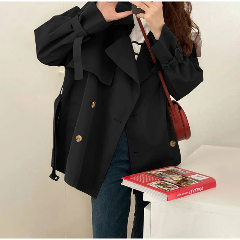 072 - Kurzer Damen-Trenchcoat – Zweireihig & Modern