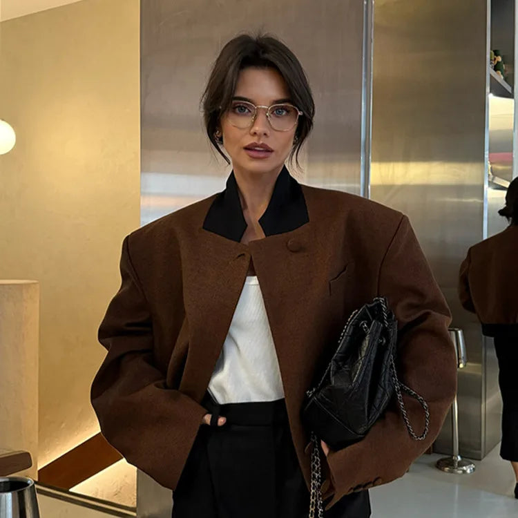 007 - Kurze Wolljacke Damen – Braun & Modern