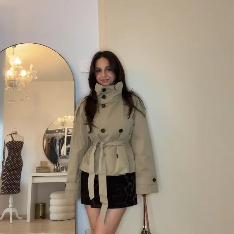 072 - Kurzer Damen-Trenchcoat – Zweireihig & Modern