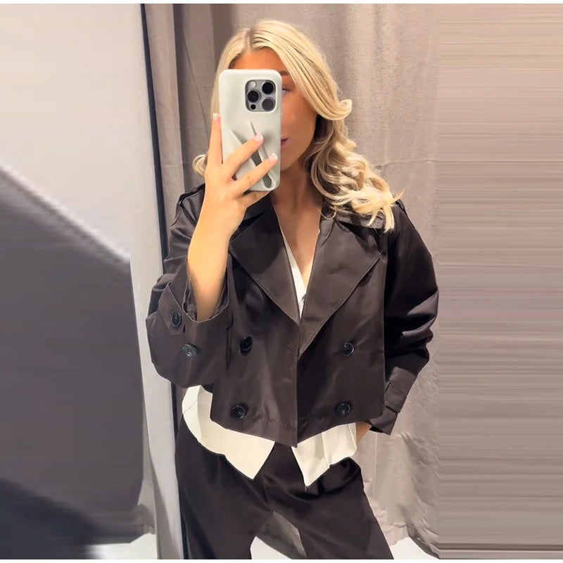 072 - Kurzer Damen-Trenchcoat – Zweireihig & Modern