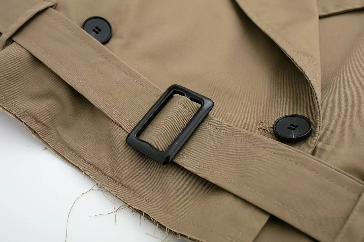 010 - Kurzer Trenchcoat Damen – Modern & Elegant