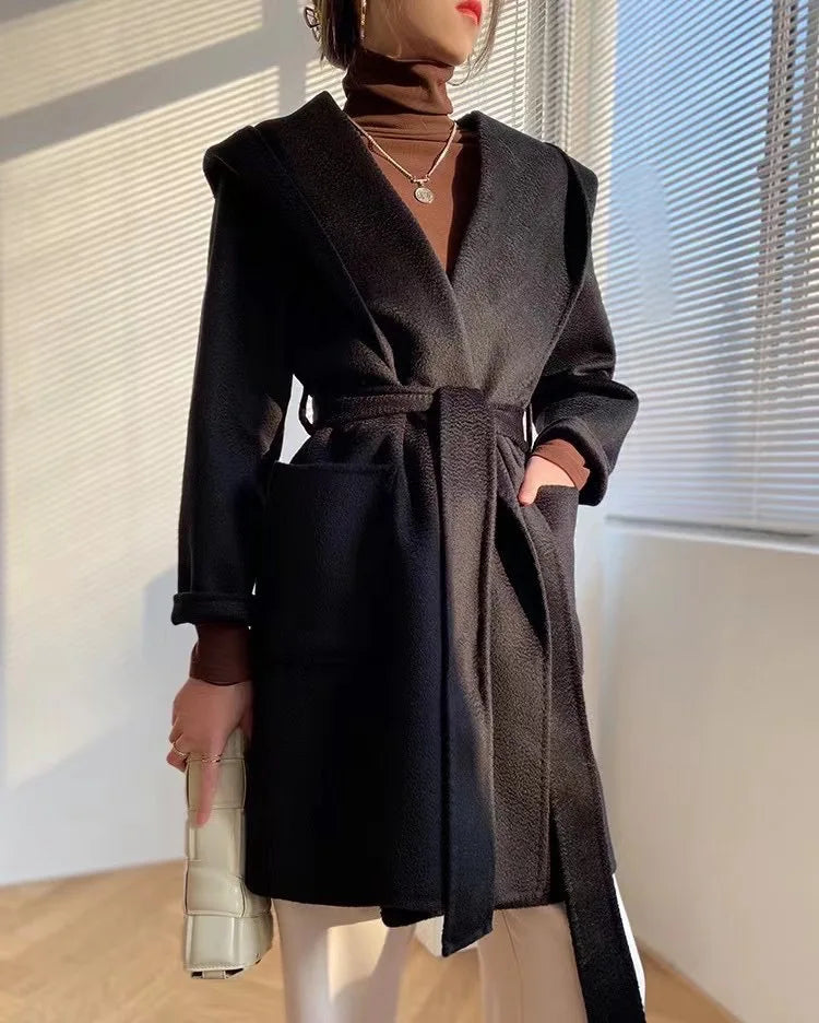 009 - Wollmantel Damen mit Kapuze – Modern & Warm