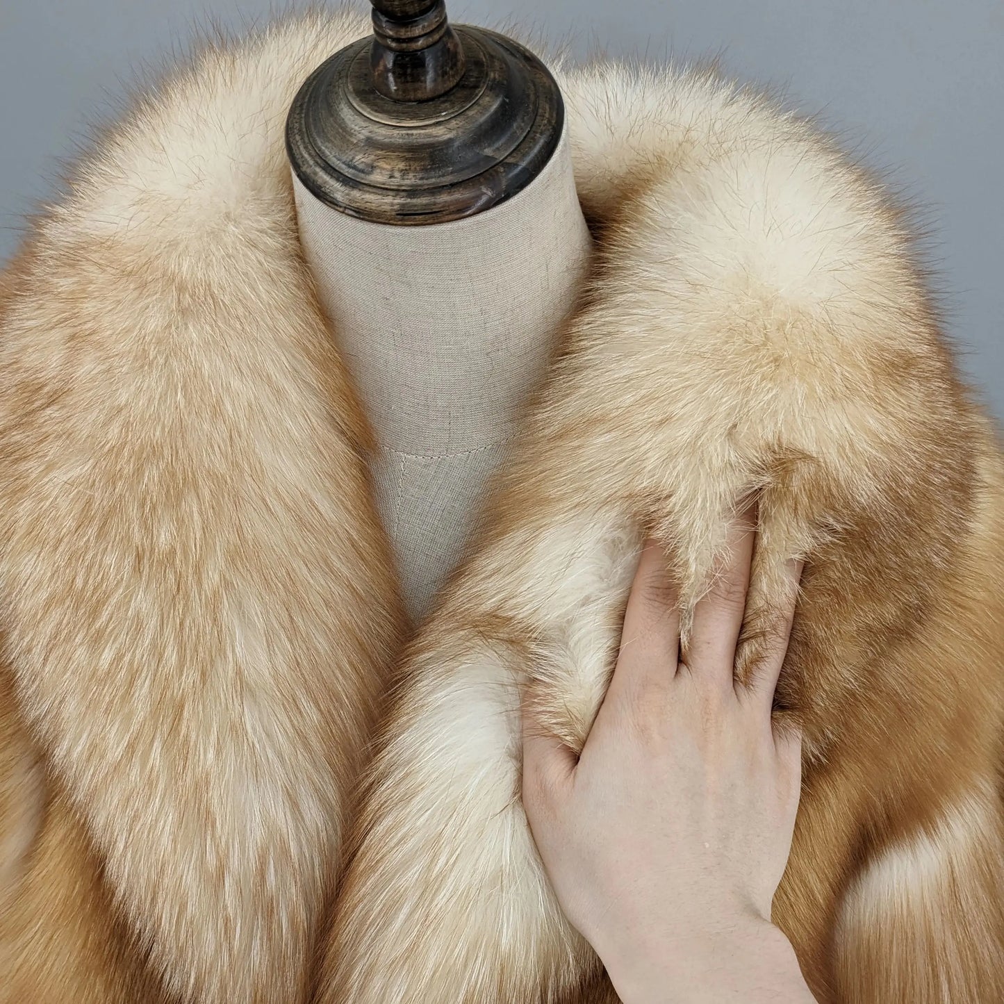 000 - Echter Fuchspelz-Mantel für Damen – Warm & Elegant