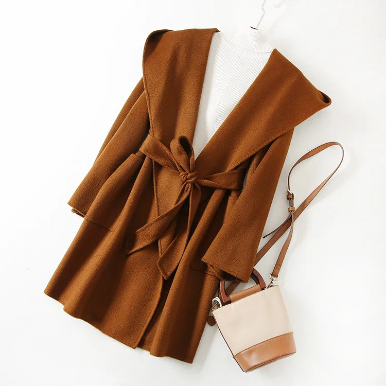 009 - Wollmantel Damen mit Kapuze – Modern & Warm