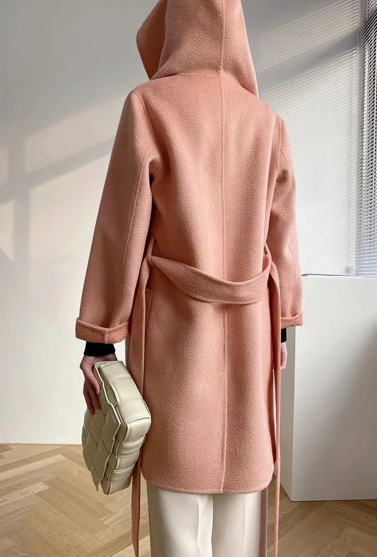 009 - Wollmantel Damen mit Kapuze – Modern & Warm