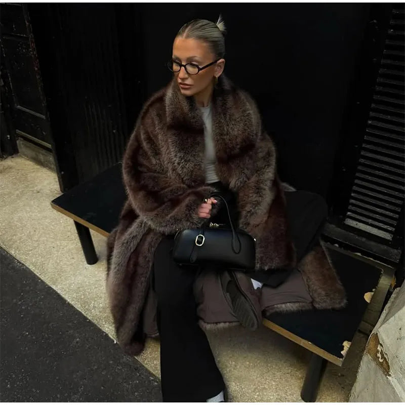 077 - Eleganter Kunstfellmantel – Warm & Zeitlos