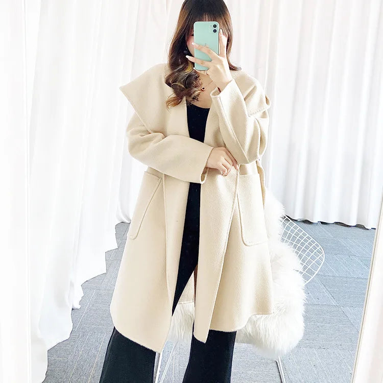 009 - Wollmantel Damen mit Kapuze – Modern & Warm