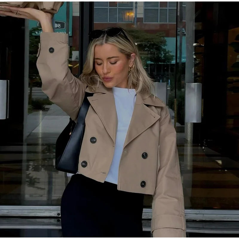 072 - Kurzer Damen-Trenchcoat – Zweireihig & Modern