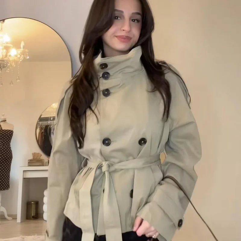 072 - Kurzer Damen-Trenchcoat – Zweireihig & Modern