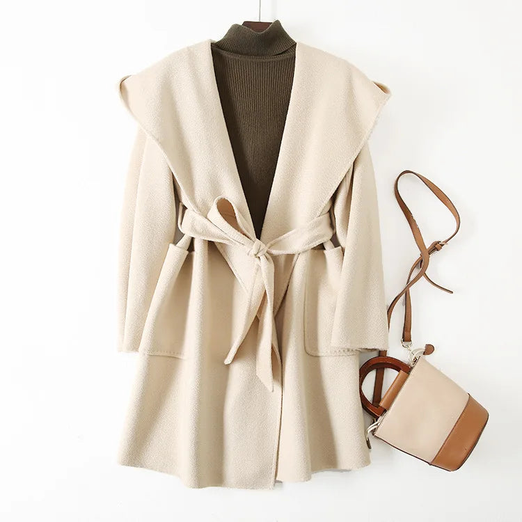 009 - Wollmantel Damen mit Kapuze – Modern & Warm