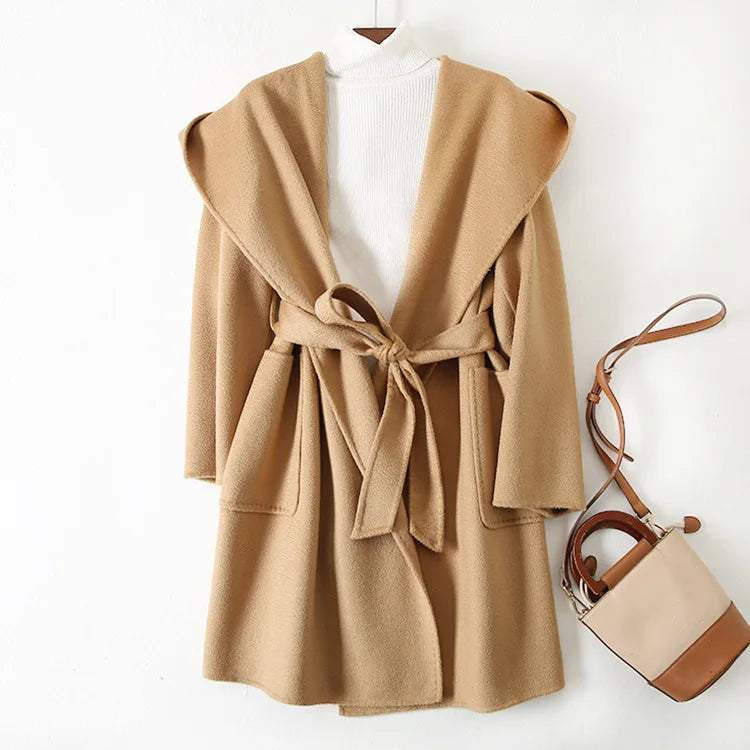 009 - Wollmantel Damen mit Kapuze – Modern & Warm