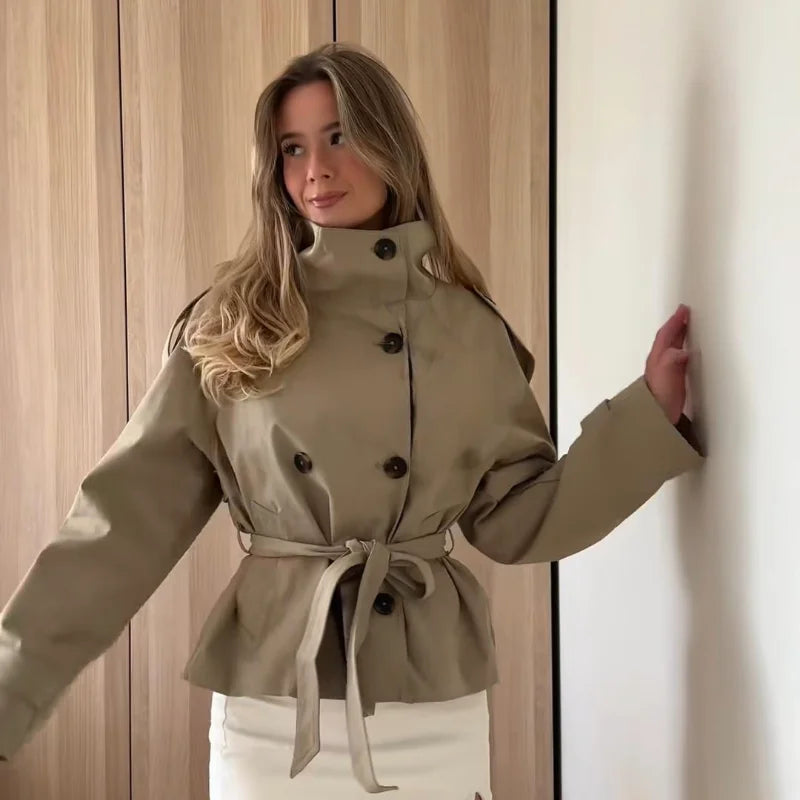 072 - Kurzer Damen-Trenchcoat – Zweireihig & Modern
