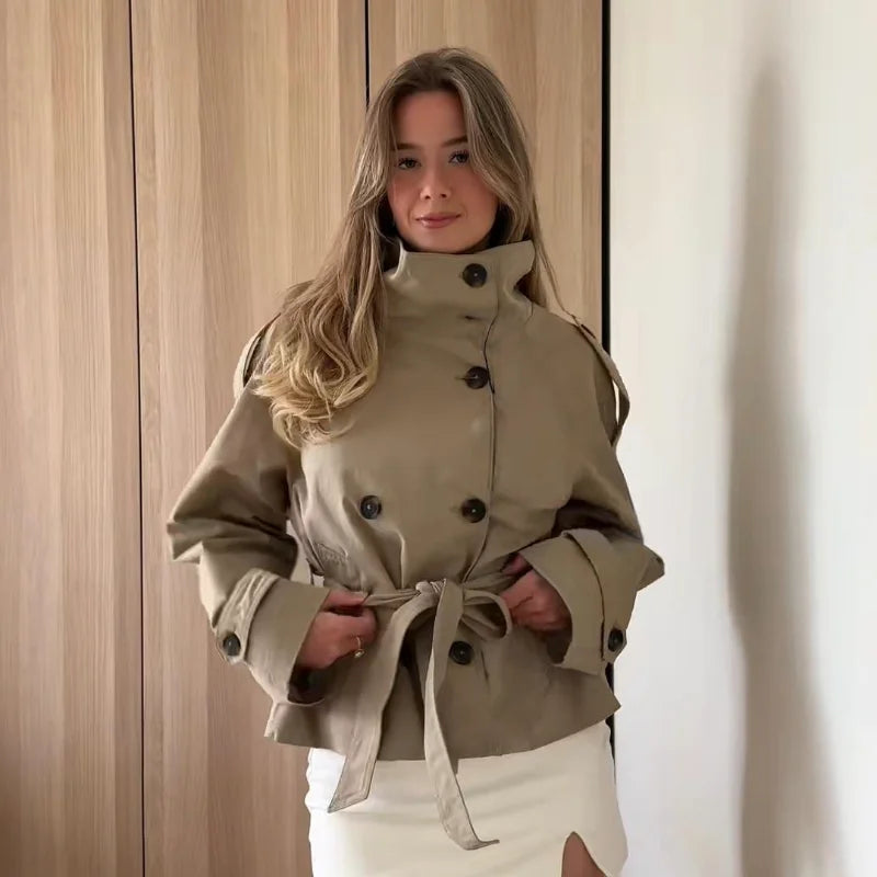 072 - Kurzer Damen-Trenchcoat – Zweireihig & Modern