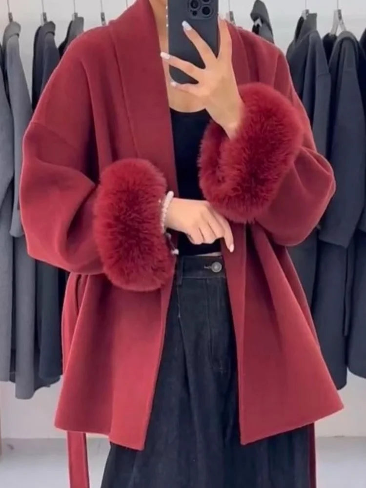 056 - Wollmantel Damen – Faux Fur Ärmel & V-Ausschnitt