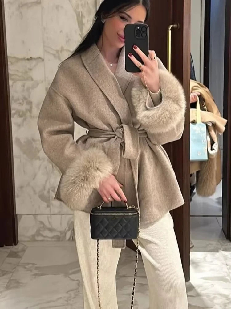 056 - Wollmantel Damen – Faux Fur Ärmel & V-Ausschnitt