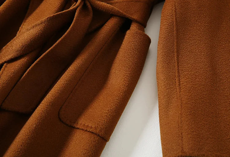 009 - Wollmantel Damen mit Kapuze – Modern & Warm