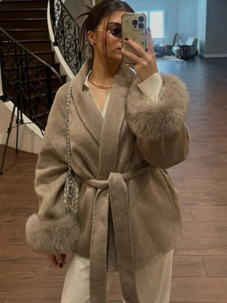 056 - Wollmantel Damen – Faux Fur Ärmel & V-Ausschnitt