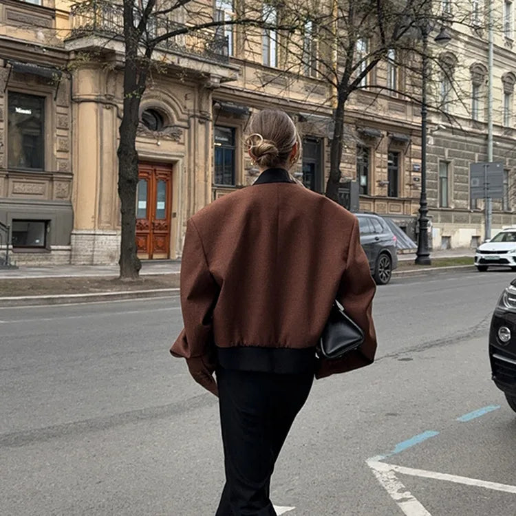 007 - Kurze Wolljacke Damen – Braun & Modern