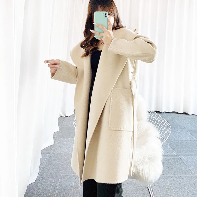 009 - Wollmantel Damen mit Kapuze – Modern & Warm