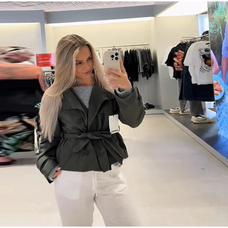 072 - Kurzer Damen-Trenchcoat – Zweireihig & Modern