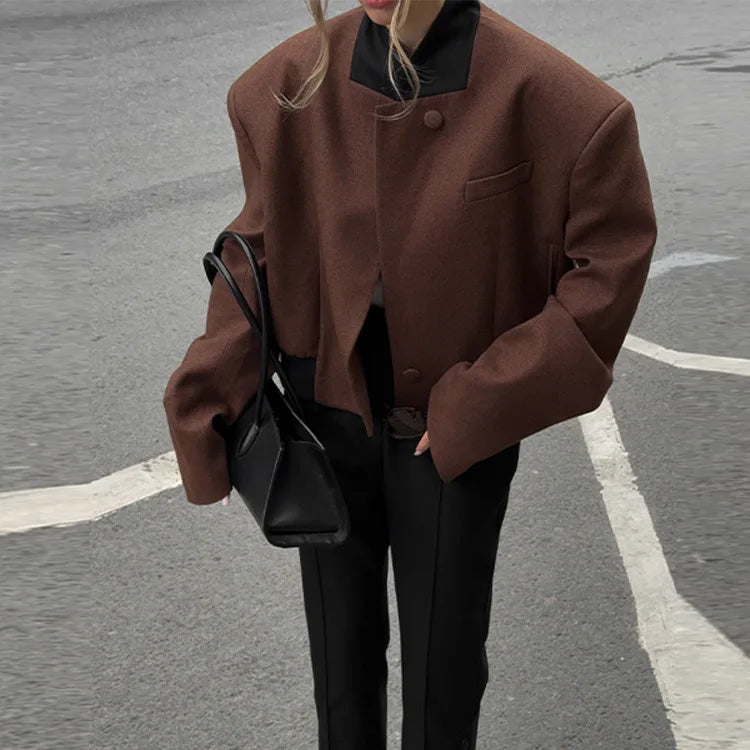 007 - Kurze Wolljacke Damen – Braun & Modern