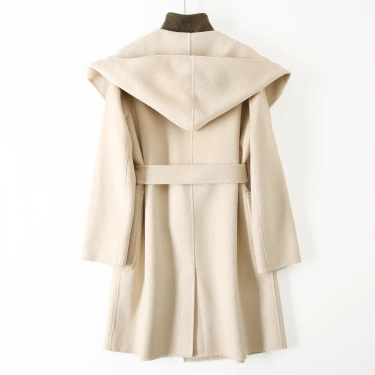 009 - Wollmantel Damen mit Kapuze – Modern & Warm