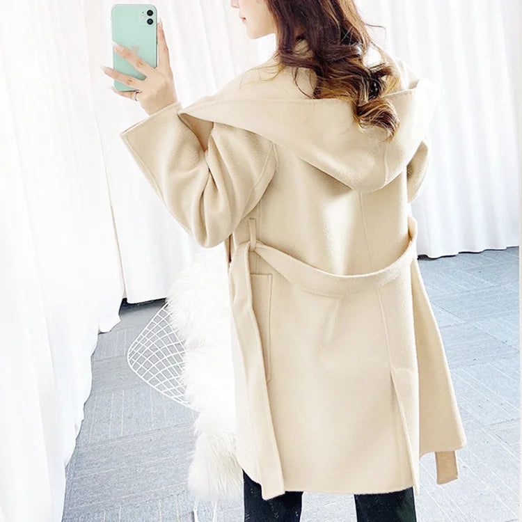 009 - Wollmantel Damen mit Kapuze – Modern & Warm