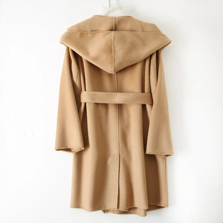 009 - Wollmantel Damen mit Kapuze – Modern & Warm