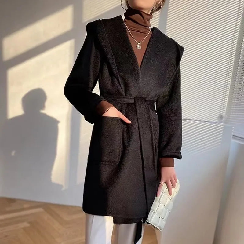 009 - Wollmantel Damen mit Kapuze – Modern & Warm