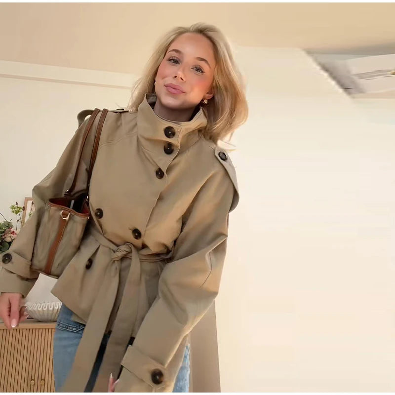 072 - Kurzer Damen-Trenchcoat – Zweireihig & Modern