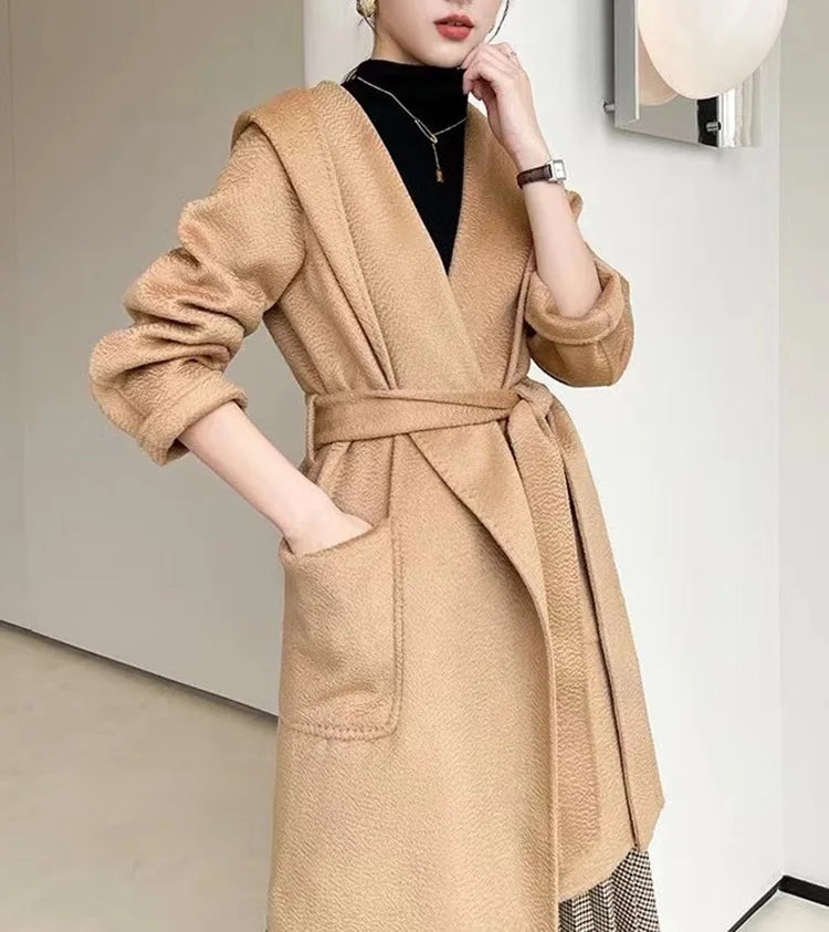 009 - Wollmantel Damen mit Kapuze – Modern & Warm