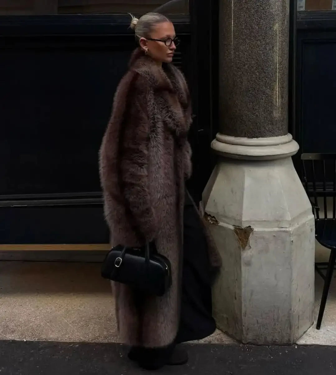 077 - Eleganter Kunstfellmantel – Warm & Zeitlos