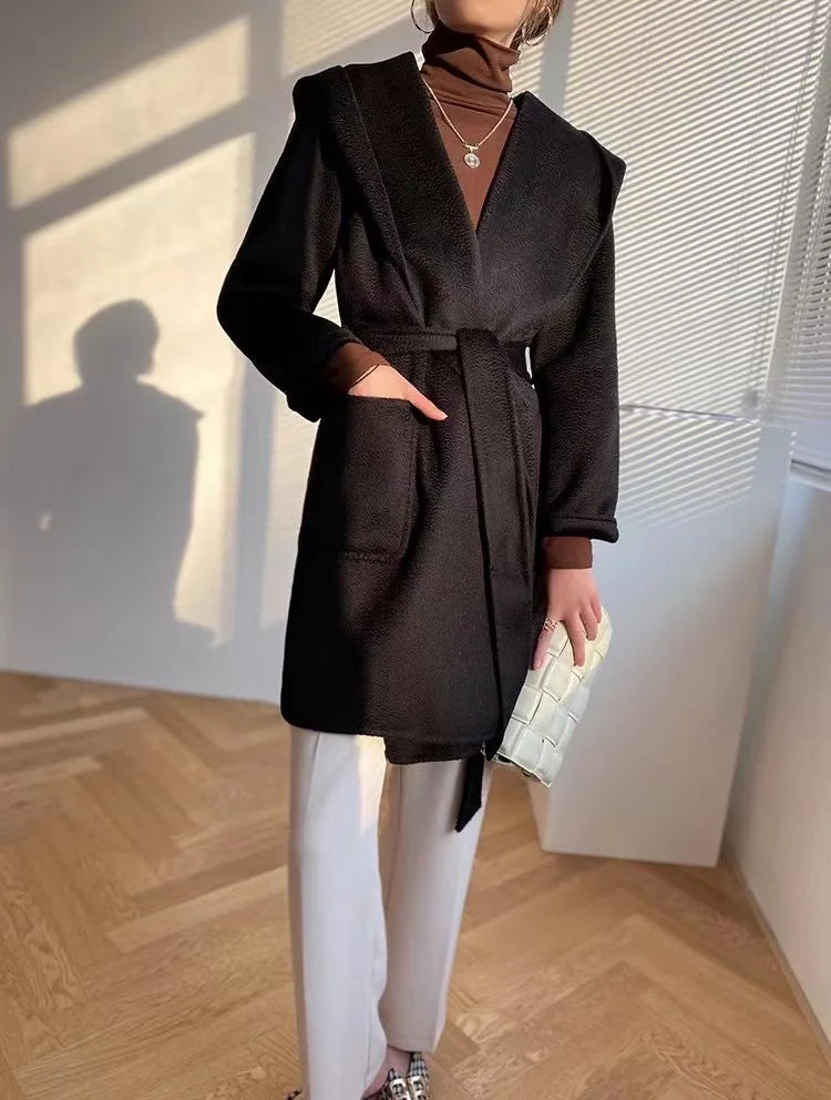 009 - Wollmantel Damen mit Kapuze – Modern & Warm