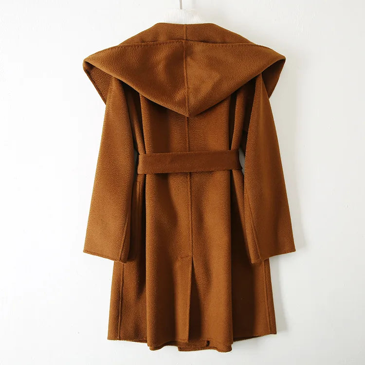 009 - Wollmantel Damen mit Kapuze – Modern & Warm