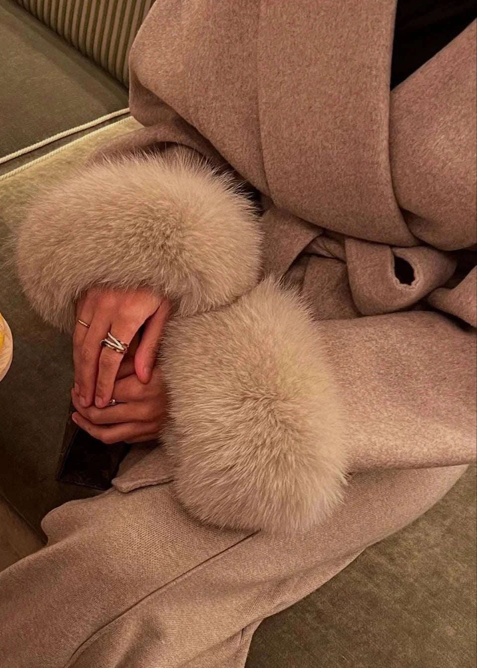 056 - Wollmantel Damen – Faux Fur Ärmel & V-Ausschnitt