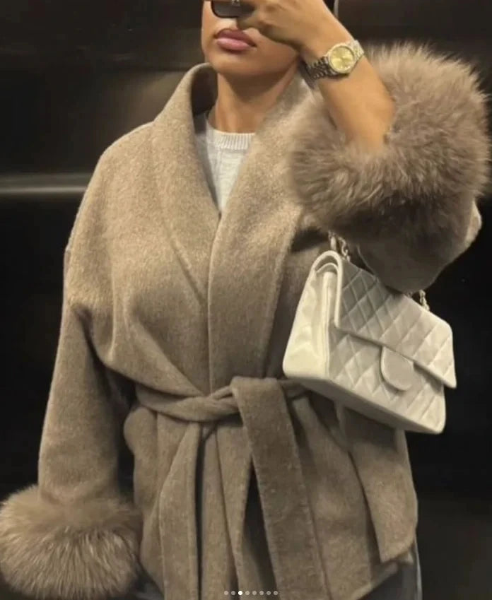 056 - Wollmantel Damen – Faux Fur Ärmel & V-Ausschnitt