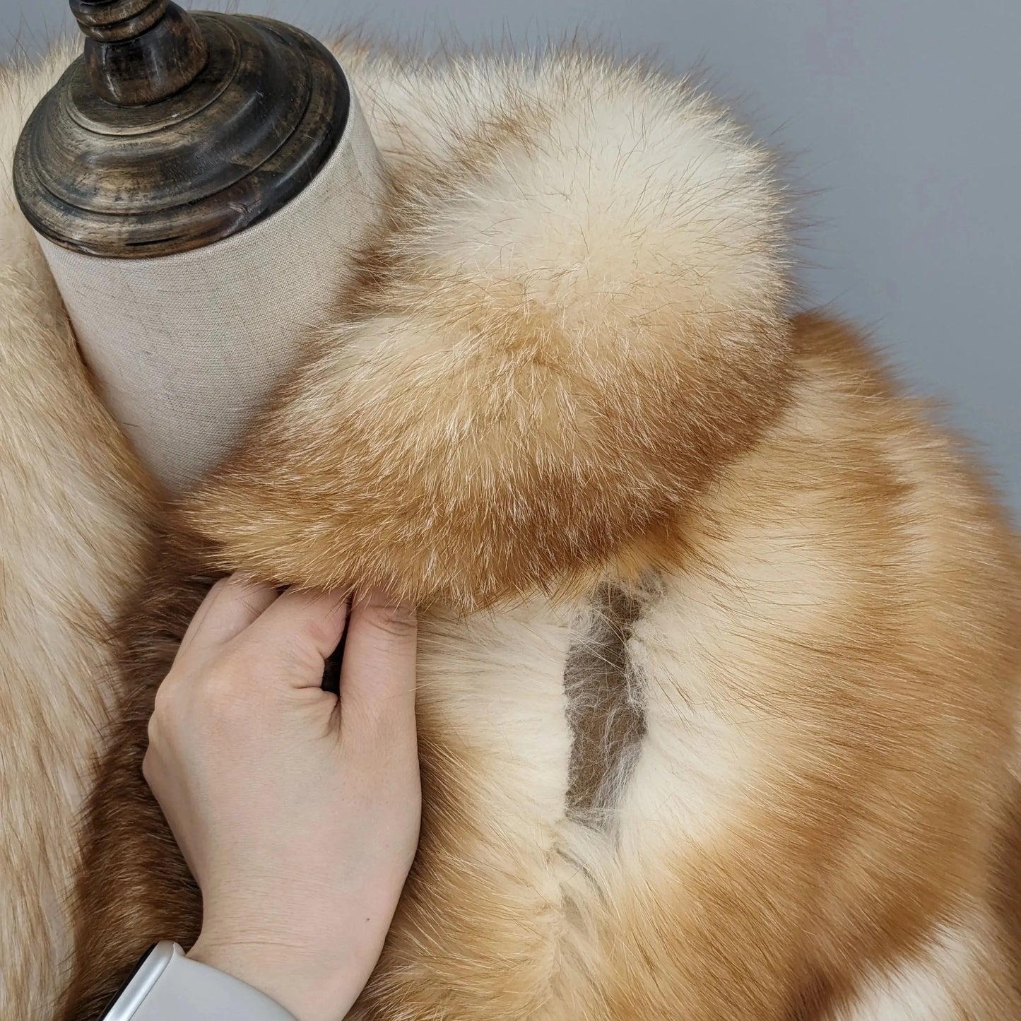 000 - Echter Fuchspelz-Mantel für Damen – Warm & Elegant