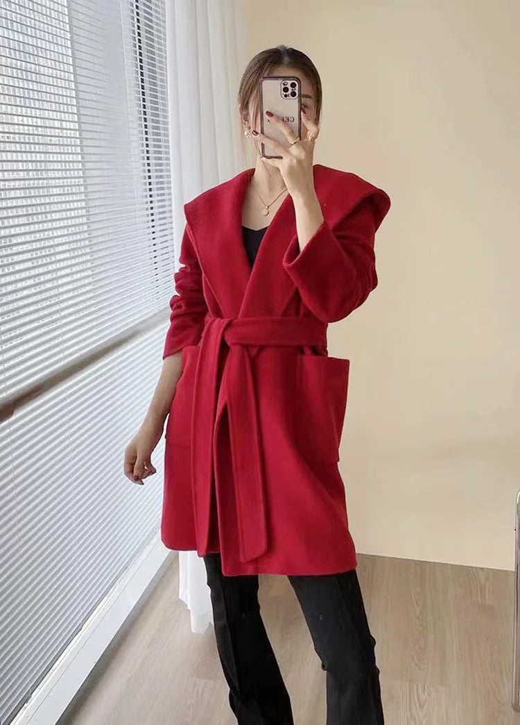 009 - Wollmantel Damen mit Kapuze – Modern & Warm