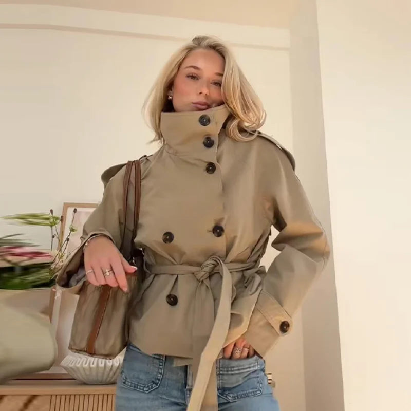 072 - Kurzer Damen-Trenchcoat – Zweireihig & Modern