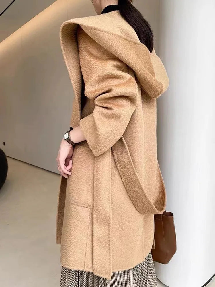 009 - Wollmantel Damen mit Kapuze – Modern & Warm