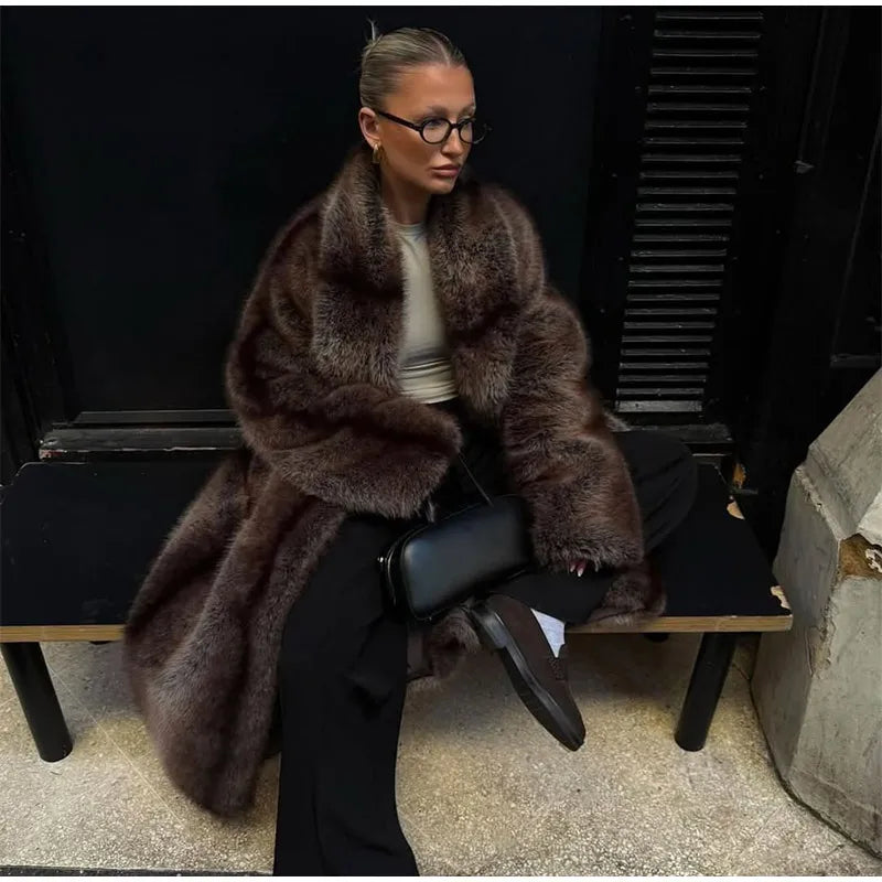 077 - Eleganter Kunstfellmantel – Warm & Zeitlos