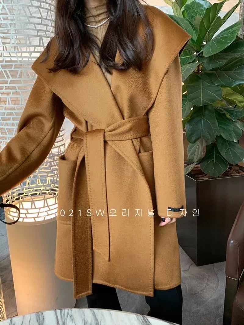 009 - Wollmantel Damen mit Kapuze – Modern & Warm