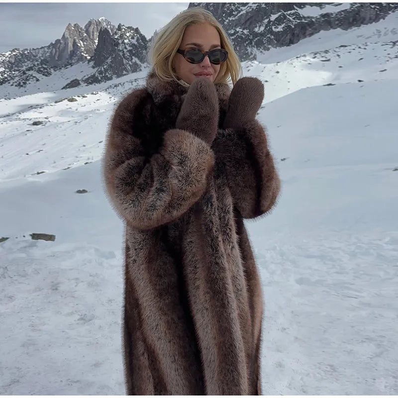 077 - Eleganter Kunstfellmantel – Warm & Zeitlos