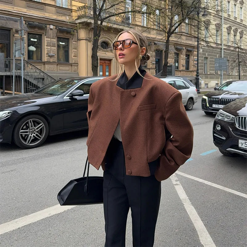 007 - Kurze Wolljacke Damen – Braun & Modern