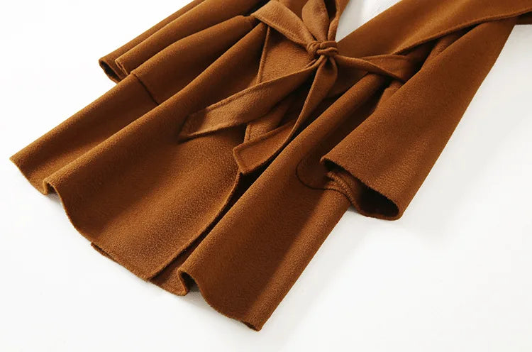 009 - Wollmantel Damen mit Kapuze – Modern & Warm