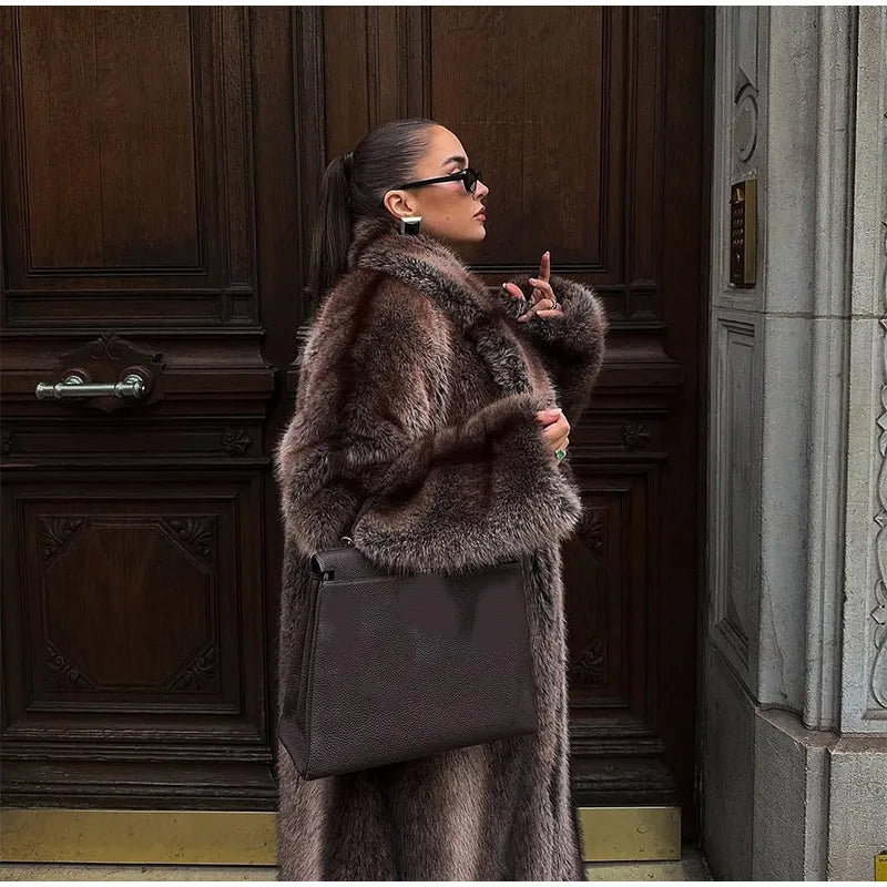 077 - Eleganter Kunstfellmantel – Warm & Zeitlos