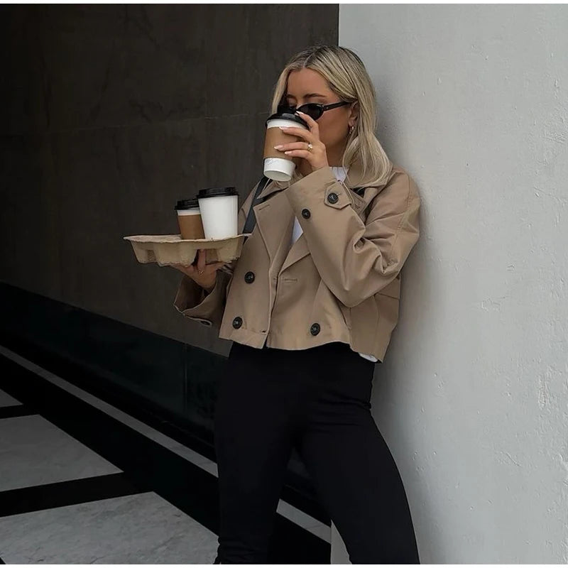 072 - Kurzer Damen-Trenchcoat – Zweireihig & Modern