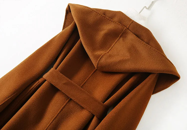 009 - Wollmantel Damen mit Kapuze – Modern & Warm