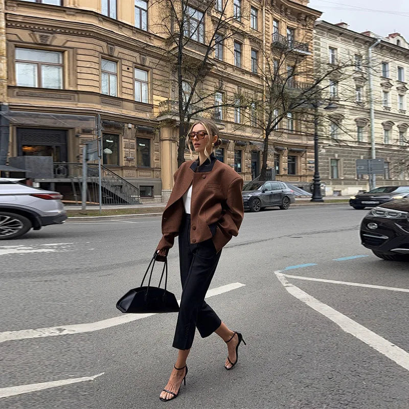 007 - Kurze Wolljacke Damen – Braun & Modern